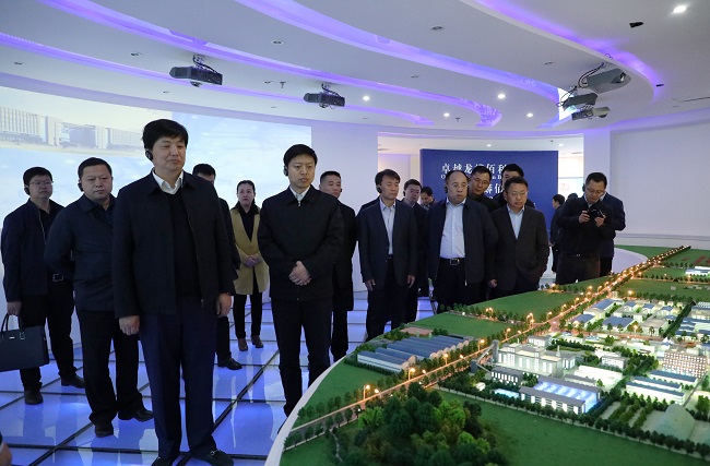 1554855240704041679.jpg 1-ͼΪÑÓ°²ÊÐÏòµ¼ÎâÌúÒ»ÐÐÔÚÆóÒµÕ¹ÌüÏàʶÆóÒµÉú³¤ÇéÐÎ.jpg