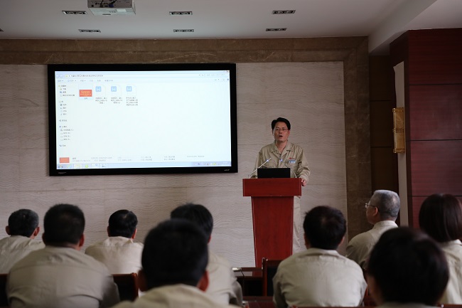 1557729147423075082.jpg 图为集团董事会秘书张海涛正在宣读各项议案.jpg