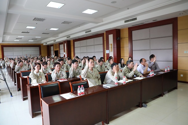 1557729156164009107.jpg 图为焦作园区职工代表大会举手表决现场.jpg