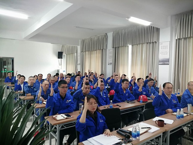 1557729170137053507.jpg 图为德阳公司职工代表大会举手表决现场.jpg