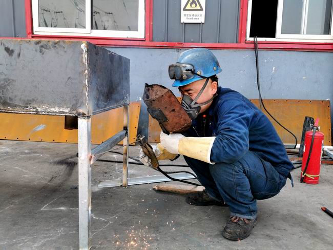 1588724653631019678.jpg 2-ÐÂÖÊÁϹ«Ë¾×°±¸Ä¥Á·ÏÖ³¡.jpg